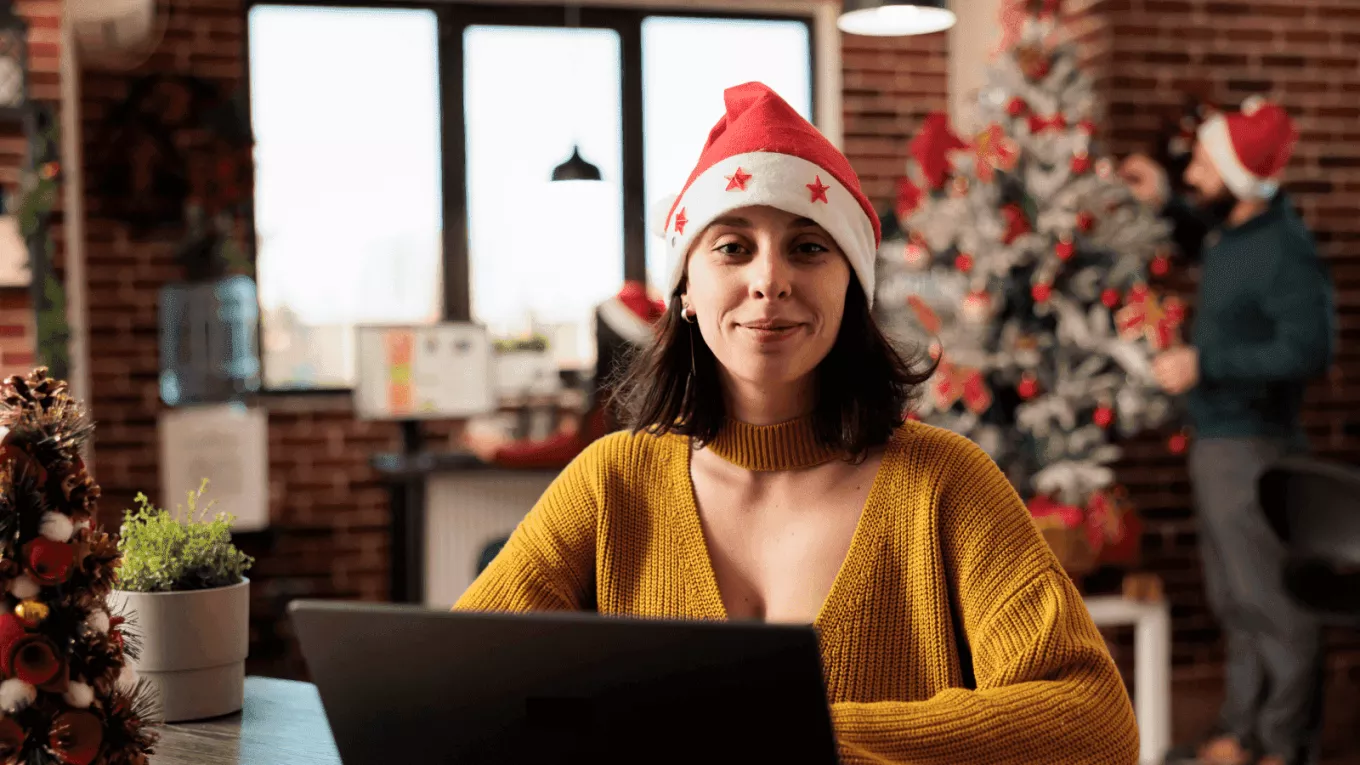 mujer oficina navidad 