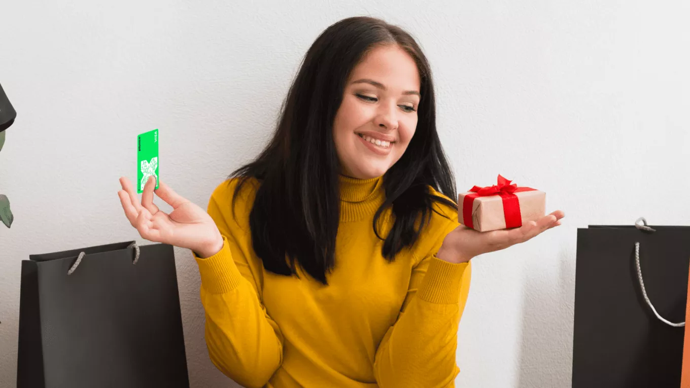 Trabajadora feliz con su regalo en la oficina 