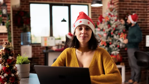 mujer navidad oficina 