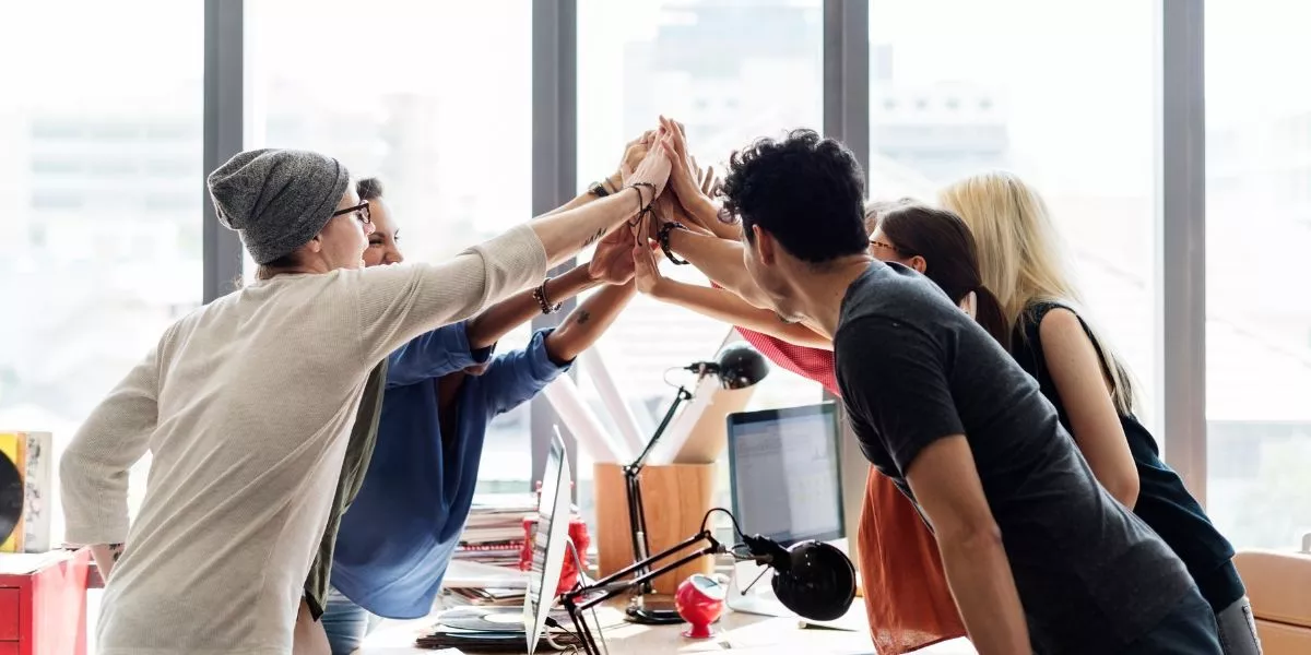 equipo de trabajo contento 