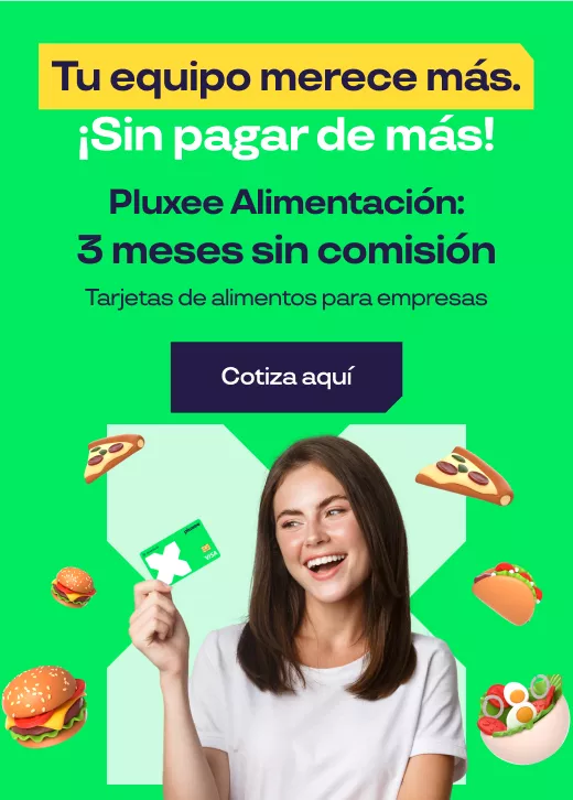 Chica sonriendo con su tarjeta de alimentacion en la mano 