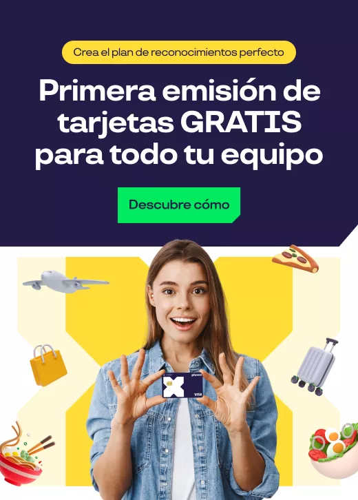 Mujer con una tarjeta incentivos para empleados en la mano 