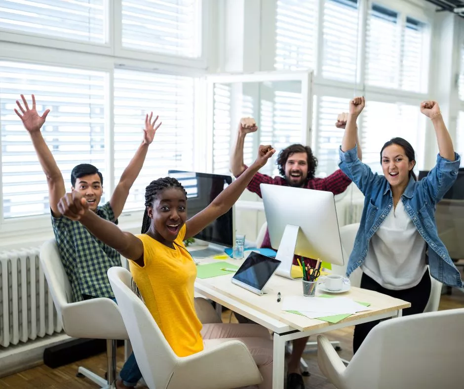 Equipo de trabajo celebrando victoria corporativa 