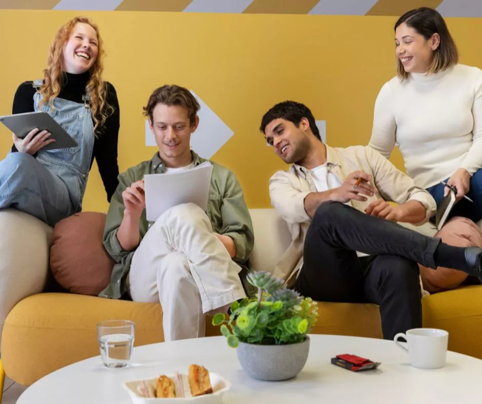 Grupo de empleados Millennials y Gen z haciendo co-working en su trabajo ideal 