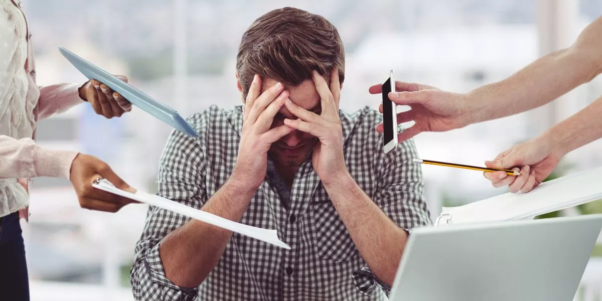colaborador de Perú trabajando bajo estrés y sobrecarga laboral 