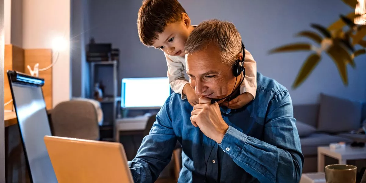¿Cómo reconocer a los padres de tu empresa en su día?