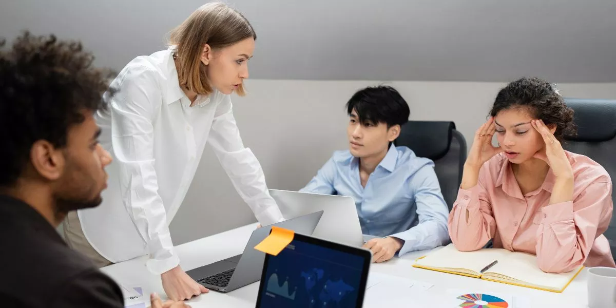 equipo de trabajo resolviendo un conflicto interno 