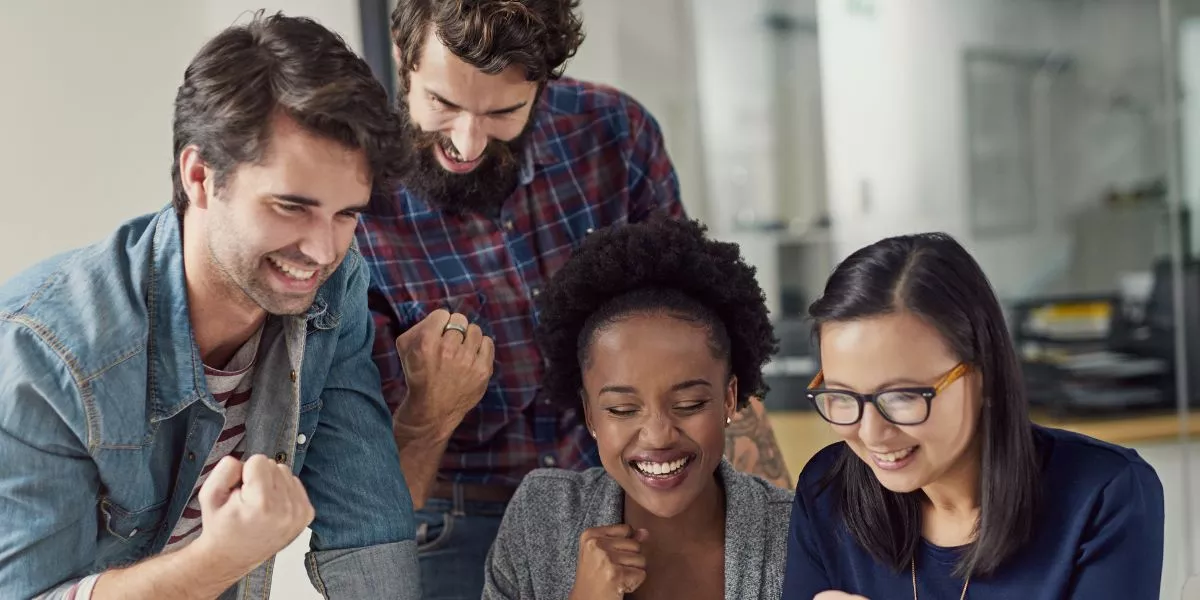 Colaboradores celebrando que externalizaron los beneficios corporativos en su empresa 