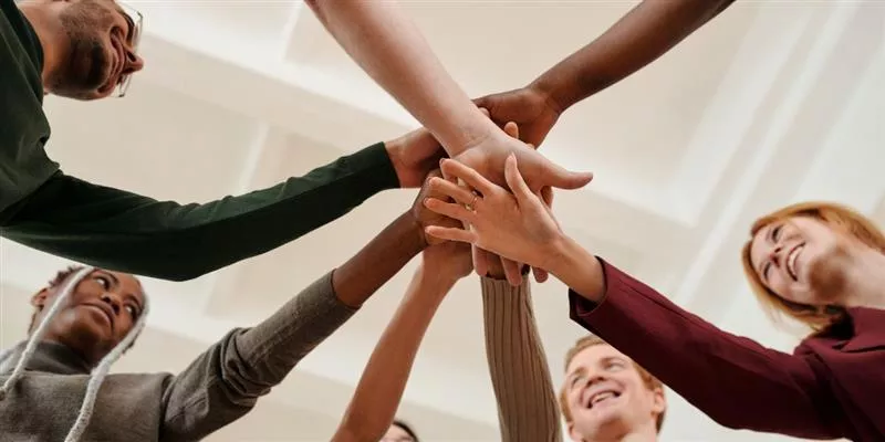 Grupo de colaboradores motivados y felices 