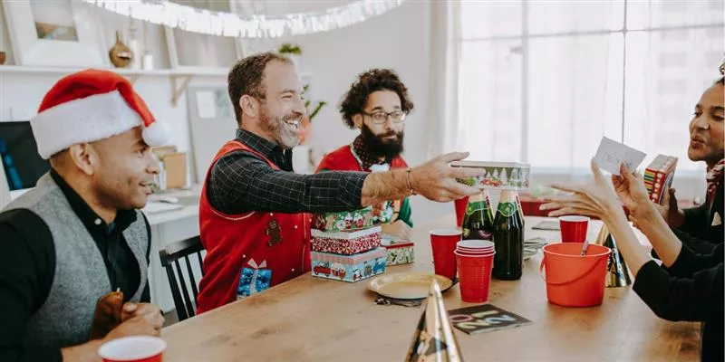 Trabajadores intercambiando regalos de su amigo secreto en la oficina 
