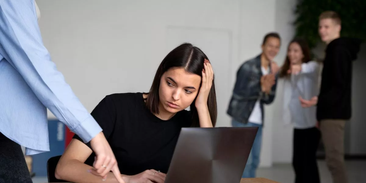 Joven trabajadora sufre discriminación laboral 