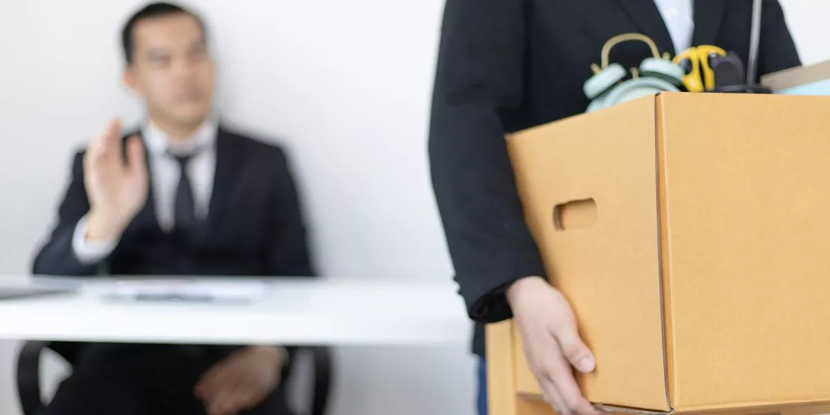Trabajador juntando sus cosas en una caja luego de renunciar a su empleo 