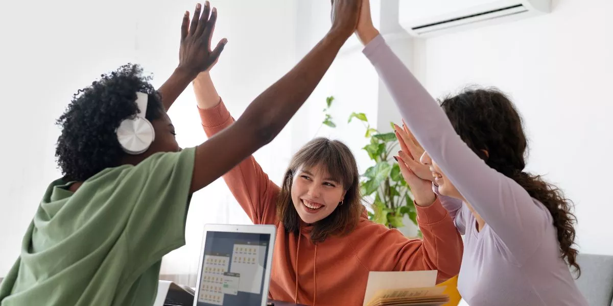 Trabajadores festejando porque tienen la libertad de elegir sus beneficios laborales 
