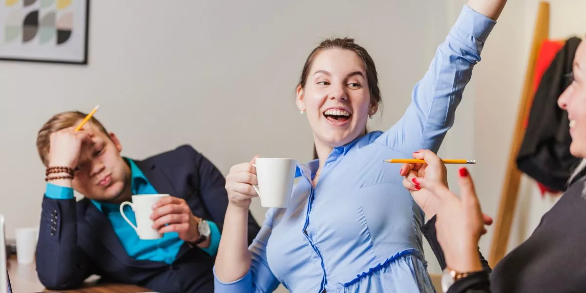 Trabajadores en Perú celebrando que su empresa optimizó su estrategia de beneficios corporativos 