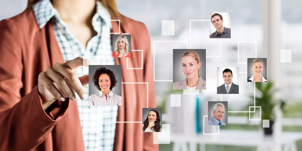 Persona de recursos humanos señalando una red de colaboradores conectados digitalmente, representando el mercado laboral en Perú 2025 y la gestión del talento. 