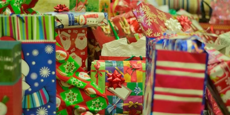 Cajas de regalos envueltos en papel con motivo navideño 