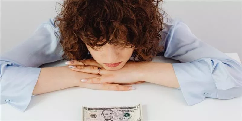 Colaborador preocupado por su situación financiera en el entorno laboral