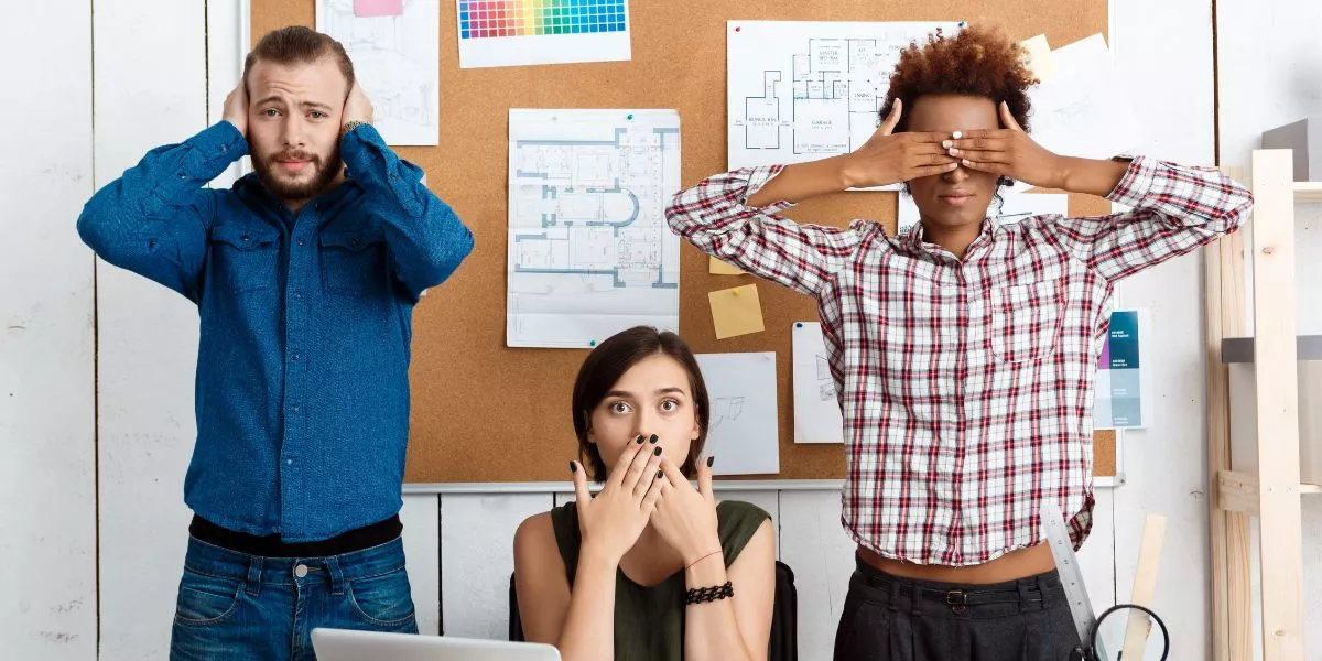 Colaboradores representando la falta de comunicación interna en la empresa, inspirados en la metáfora de los tres monos sabios