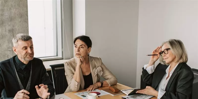 Equipo de recursos humanos evaluando distintos proveedores para empresas de beneficios corporativos