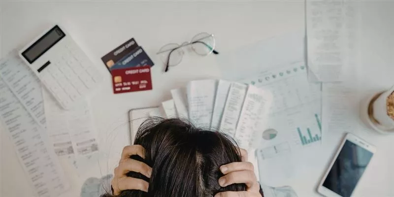 Colaborador revisando sus finanzas en la oficina, ejemplo de cómo el estrés financiero puede afectar el bienestar laboral. 