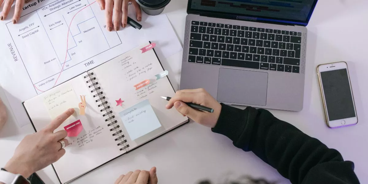 Personas organizando el trabajo en equipo y planificando tareas en oficina 