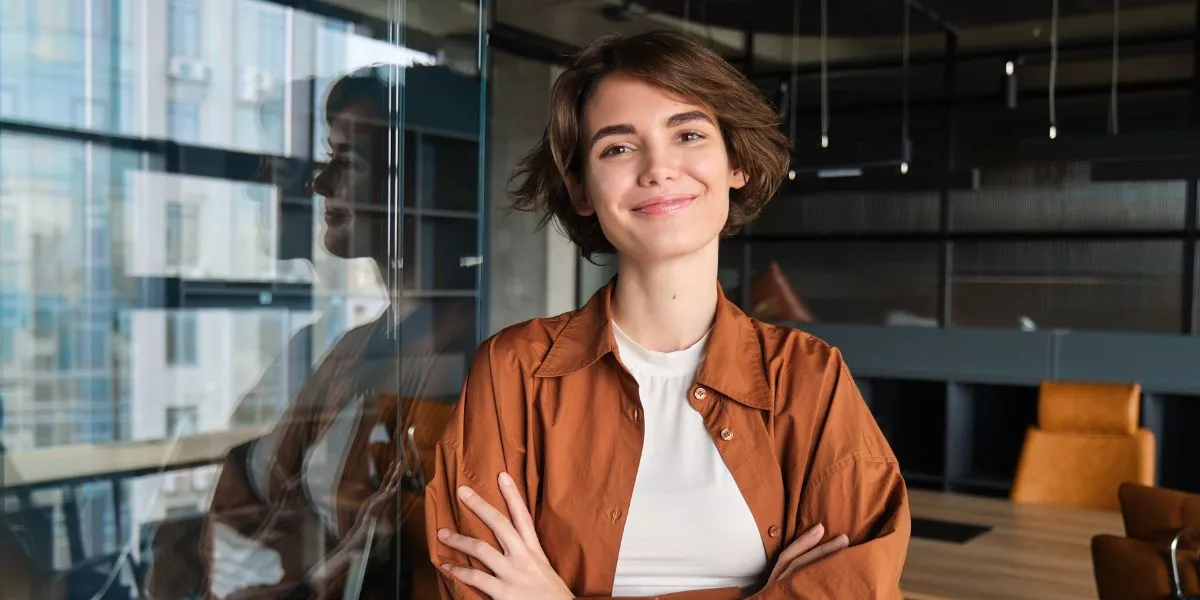 Colaboradora joven en oficina corporativa en Perú, reflejando la nueva visión sobre trabajos para jóvenes y el trabajo en la actualidad. 