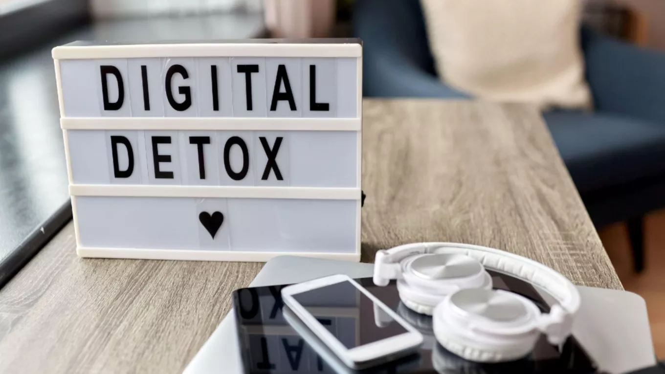 Qué es el detox digital y por qué es tan importante para el bienestar laboral 
