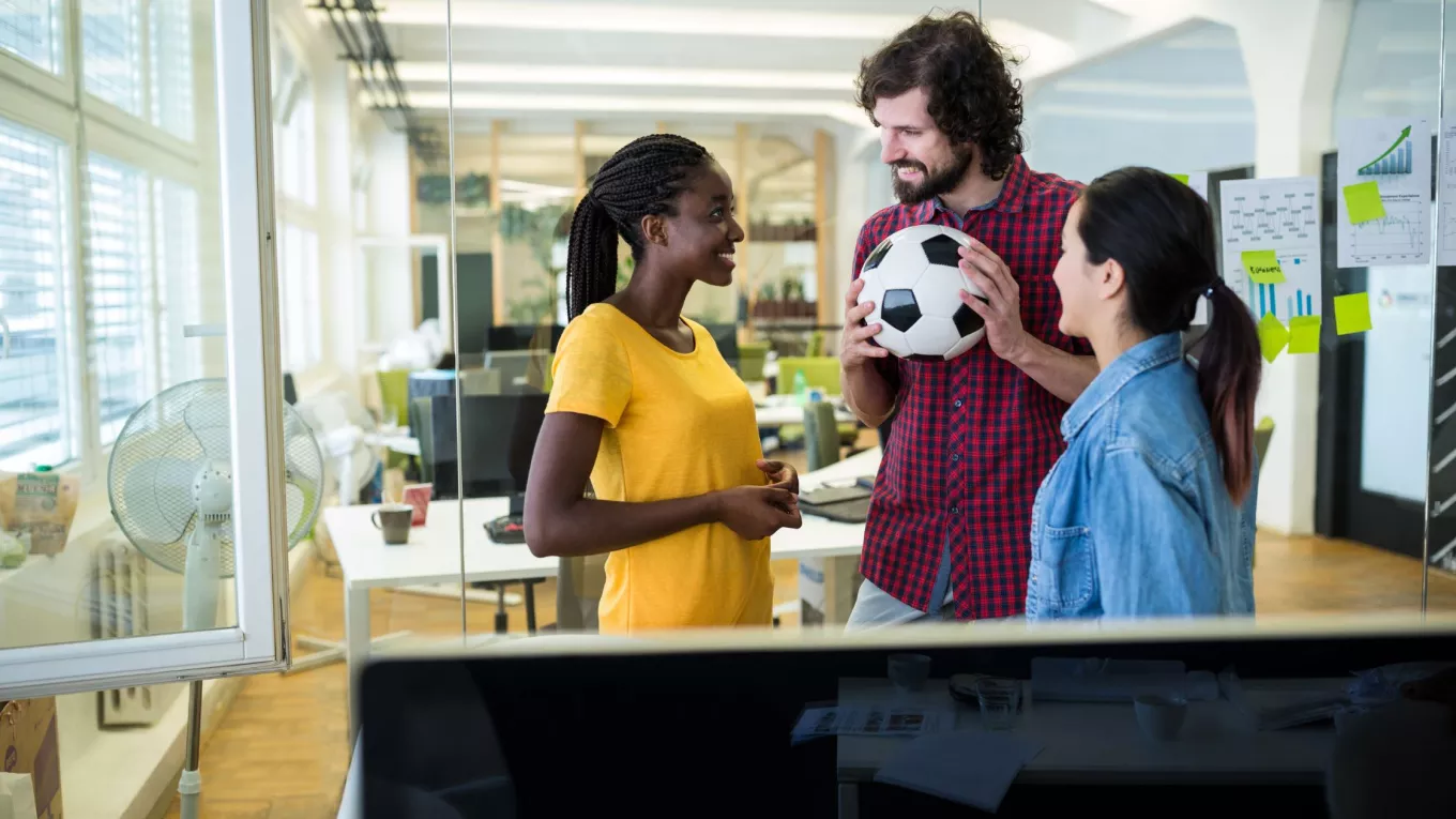 Equipo de trabajo participando en una actividad relacionada con el Mundial 2026 en la oficina, fortaleciendo el clima laboral y la motivación de los colaboradores. 