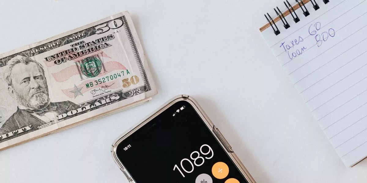 Colaborador calculando cual sería su salario ideal, previo a realizar una solicitud de aumento de sueldo en su empresa