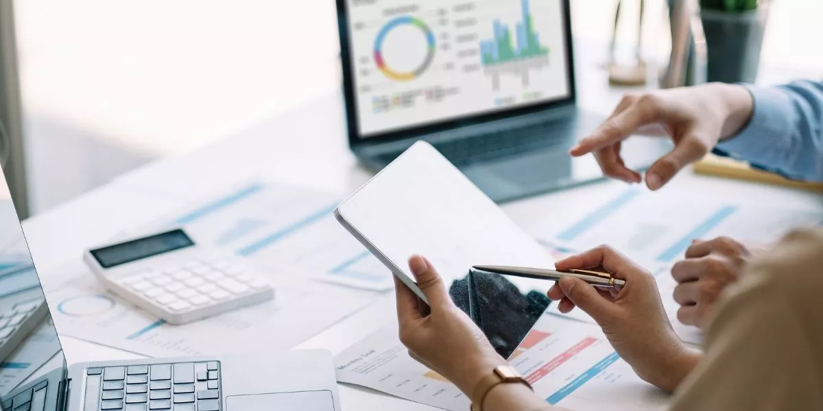 Equipo analizando información digital como parte de un proceso de capacitación y desarrollo de talento.