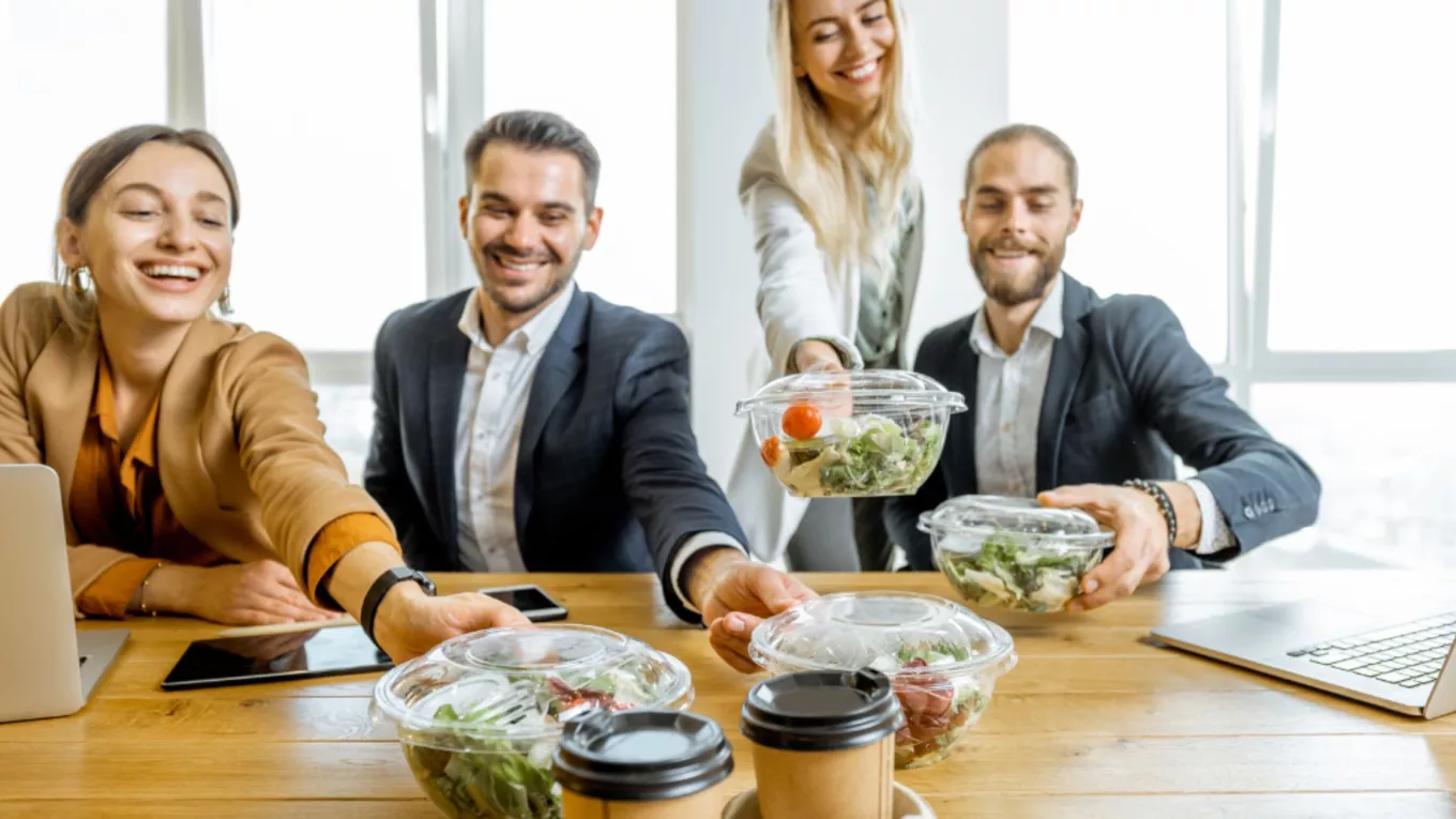 Colaboradores compartiendo un almuerzo saludable en la oficina
