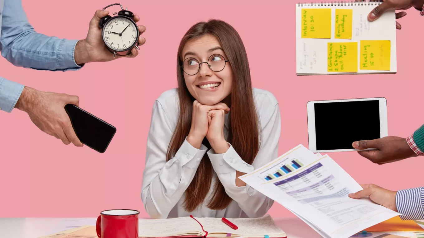Mujer joven organizándose con las tareas y horarios que implica trabajar en dos empresas a la vez en Perú.