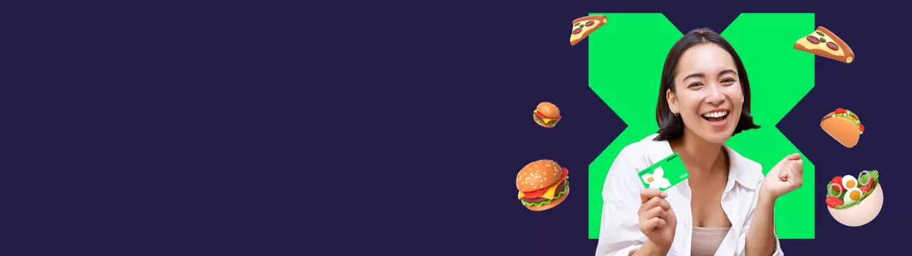 Chica sonriendo por los beneficios Pluxee