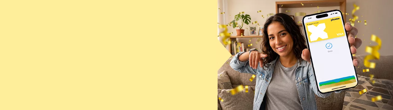 Persona mostrando tarjeta regalo virtual en smartphone con interfaz digital y elementos festivos, asociada a compra y uso online.