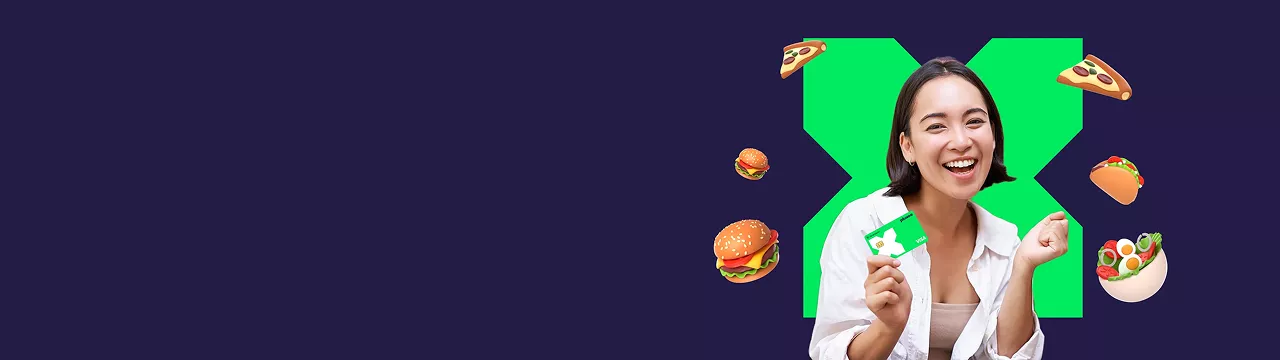 Persona sosteniendo una tarjeta Pluxee junto a opciones de alimentos, representando beneficios de Pluxee Alimentación para compras y consumo diario.