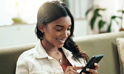 Foto muestra a una mujer usando la Tarjeta Virtual Pluxee en su smartphone.