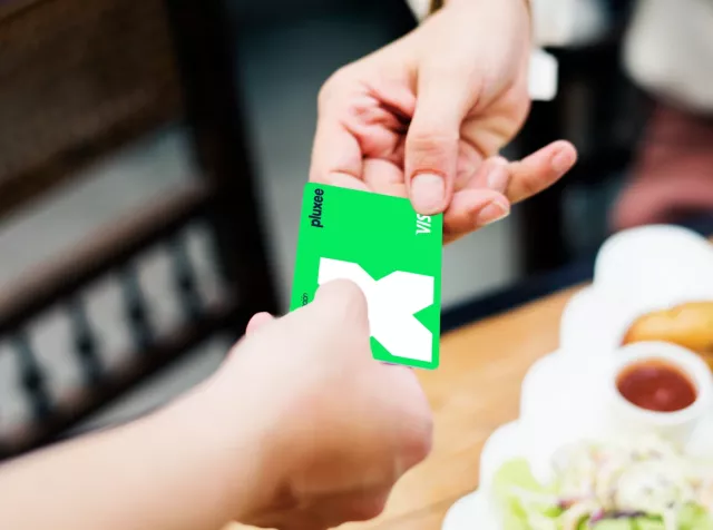 pasando la tarjeta pluxee de mano en mano