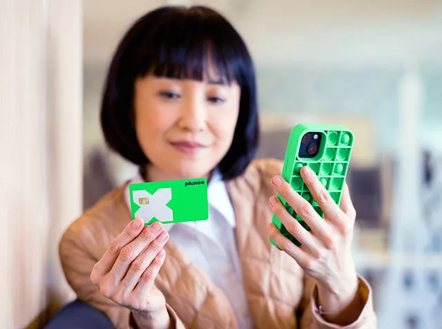 Mujer usa la aplicación Pluxee