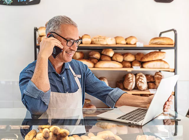 Dueño de comercio recibe pedido de un nuevo cliente