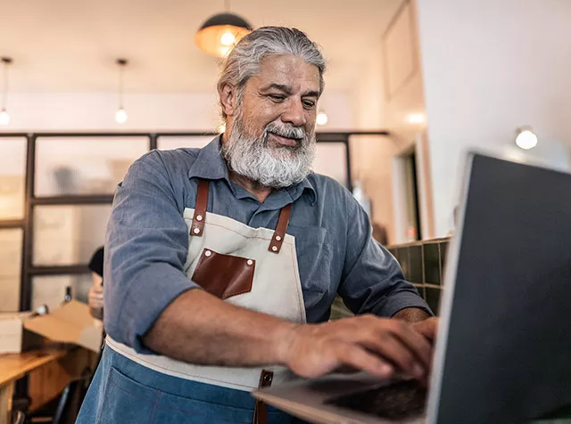 Dueño de restaurante trabaja en su computadora