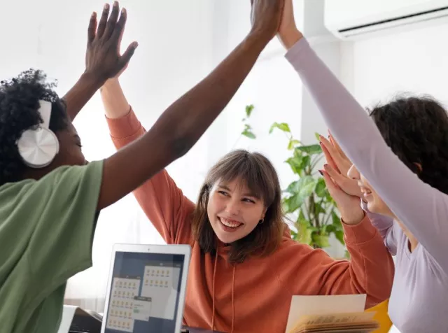 Trabajadores festejando porque tienen la libertad de elegir sus beneficios laborales