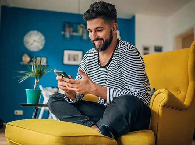 Hombre hace compras en su teléfono con Pluxee