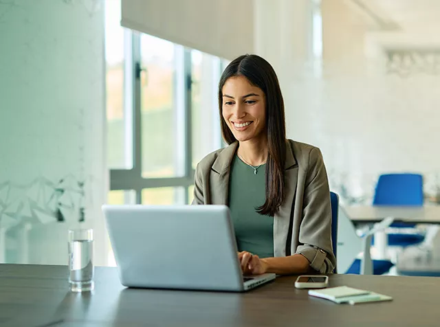 Foto muestra a una profesional de RR. HH. trabajando en la gestión de beneficios.