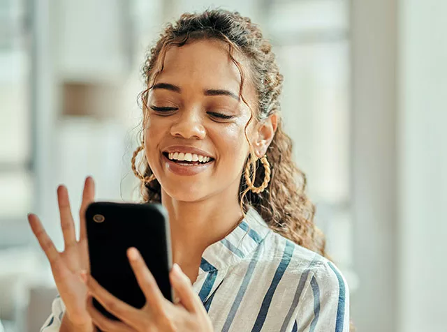 Mujer utiliza su tarjeta Pluxee Virtual en el smartphone