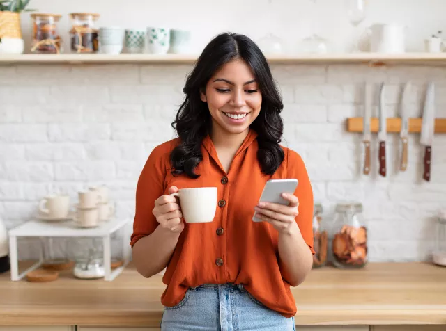 La imagen muestra a una mujer usando la tarjeta virtual Pluxee para hacer compras online