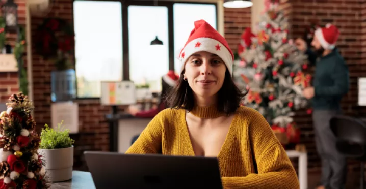 mujer navidad oficina
