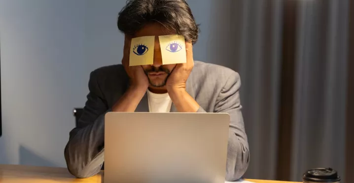 Trabajador insatisfecho en oficina desea beneficios laborales como tarjetas de alimentación y vales de combustible de Pluxee