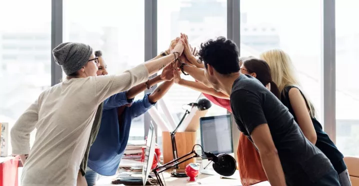 equipo de trabajo contento