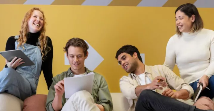 Grupo de empleados Millennials y Gen z haciendo co-working en su trabajo ideal