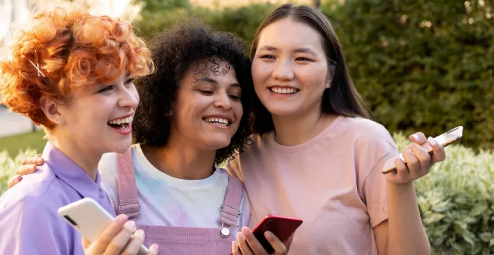 jóvenes en su primera experiencia laboral